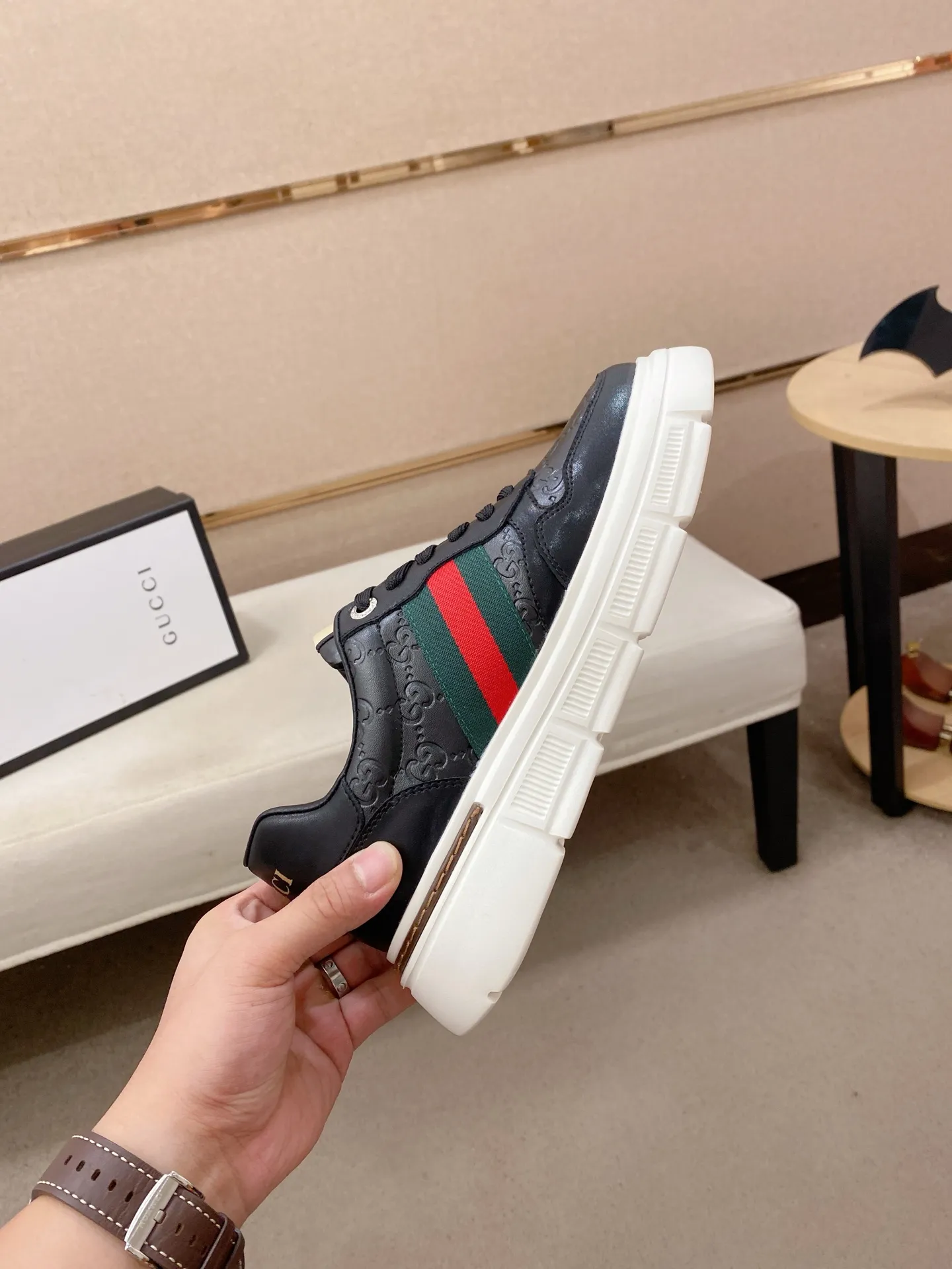 Men's shoes💰 420💰The new GUCCI (Gucci) counters are launched simultaneously. The new men's shoes, 😘fabrics are selected from imported cowhide, and the lining is sheepskin lining. 👍🏿 High-end ☄️ air-cushion molded anti-slip rubber outsole, exquisite lines, simple and elegant, comfortable and high-end for leisure travel. Code number: 38 to 44 (45 can be customized and cannot be returned or exchanged)